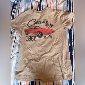 GM (kohl’s brand) corvette graphic tee, beige xs